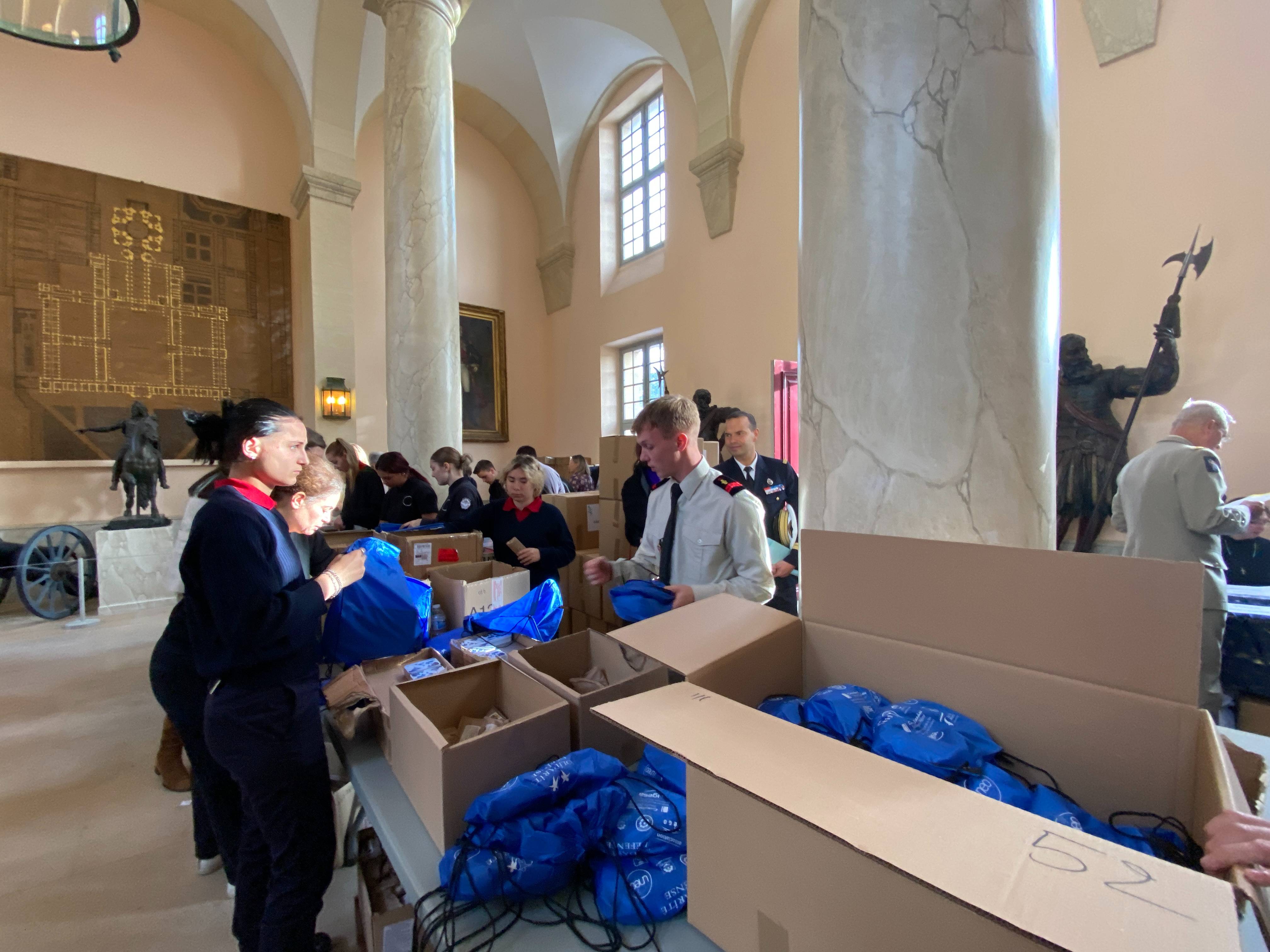 Solidarité avec les militaires en mission préparation des colis de Noël